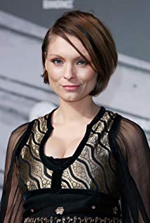 How tall is MyAnna Buring?